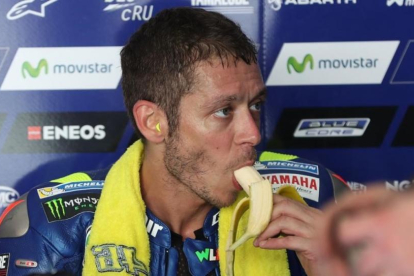 Valentino Rossi (Yamaha) se come un plátano en un descanso de los ensayos de Catar.-ALEJANDRO CERESUELA