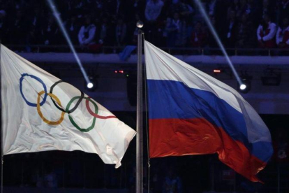 Las banderas olímpica y rusa, ahora tan lejos.-AP / MATTHIAS SCHRADER