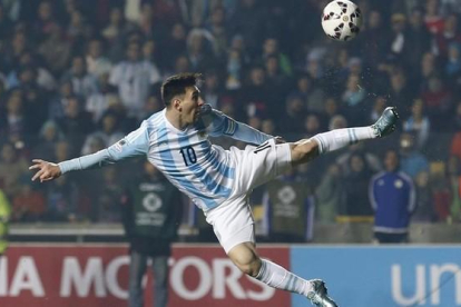 Leo Messi, durante uno de sus últimos duelos con Argentina.-AP / SILVIA IZQUIERDO
