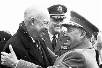 Franco y el presidente de Estados Unidos, Dwight Eisenhower, se saludan con un simbólico abrazo a la llegada de este último, en 1959, a la base militar de Torrejón de Ardoz, una de las cuatro que construyeron los norteamericanos en territorio español.-