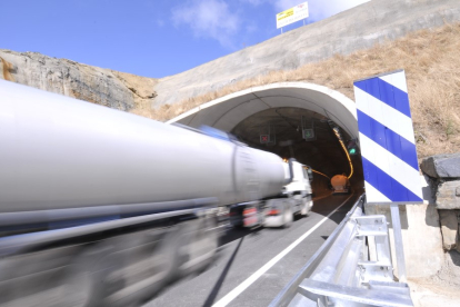 Camiones accediendo al túnel de Piqueras desde Soria. HDS