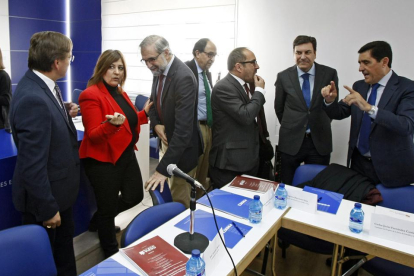 Aguilera, Herce, López Represa, Rey, Fernández Carriedo y Martínez Izquierdo charlan antes de la presentación.-MARIO TEJEDOR