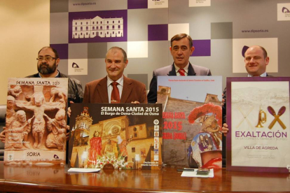 Responsables de las cofrad´çias de Soria, El Burgo y Ágreda posan junto a Pardo con los carteles de esta Semana Santa.-DIPUTACIÓN