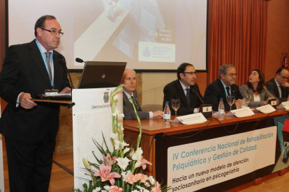 El gerente del Centro Asistencial San Juan de Dios, Bernabé Otero (I), presenta la IV Conferencia Nacional de Rehabilitación Psiquiátrica y Gestión de Calidad-Ical