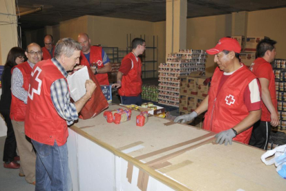 Reparto de alimentos por parte de la delegación provincial de Cruz Roja.-VALENTÍN GUISANDE