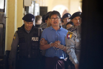 El reportero de la agencia de notícias británica Reuters escoltado por la policía birmana.-/ AP / THEIN ZAW (AP)