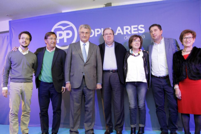 Cabezón, Martínez, Posada, Herrera, Angulo, Peregrina y Gil posan en el acto central de la campaña.-DIEGO MAYOR