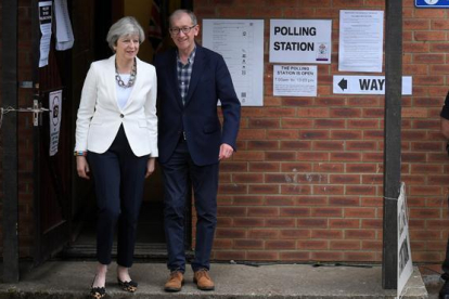 Theresa May sale del colegio electoral tras ejercer su derecho a voto.-