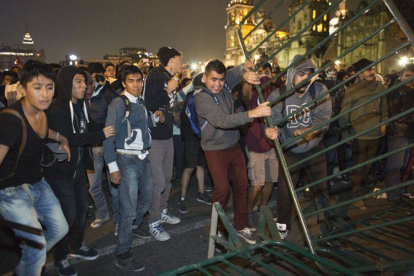 Protestas ante el Palacio Nacional en México por los 43 estudiantes de magisterio desaparecidos, este jueves.-Foto: REBECCA BLACKWELL / AP