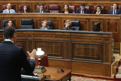 Intervención de Sánchez con Casado al fondo, ayer.-