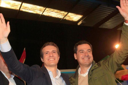 Pablo Casado y Juan Manuel Moreno, en un mitin del PP en Algeciras, el pasado 18 de noviembre.-EFE / A. CARRASCO RAGEL