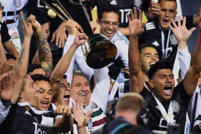 Tata Martino eleva el trofeo de la Copa Oro conquistado por México al imponerse a EEUU en Chicago.-TIMOTHY CLARY (AFP)