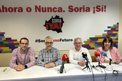 Los procuradores regionales de Soria ¡Ya!, Ángel Ceña y Vanessa García, y los miembros de la plataforma, Fernando Arévalo y Carlos Castro. HDS