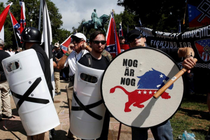 Supremacistas blancos, con sus emblemas.-JOSHUA ROBERTS (REUTERS)