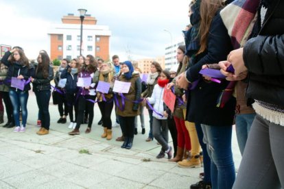 Concentración contra la violencia de género ayer a las puertas del campus universitario Duques de Soria.-ÁLVARO MARTÍNEZ