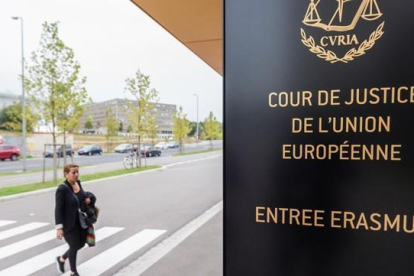 Una mujer se dirige a la entrada de la sede del Tribunal Europeo de Justicia, en Luxemburgo, este lunes.-AP / GEERT VANDEN WIJNGAERT