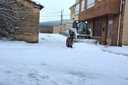 La nieve ha hecho acto de presencia en buena parte de Soria, aunque la situación se ha ido normalizando con el avance de la mañana. En Duruelo de la Sierra, así han amanecido calles y parajes.