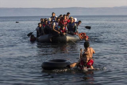 Un grupo de refugiados sirios y afganos llegan a la isla griega de Lesbos, en julio pasado.-AP/ SANTI PALACIOS