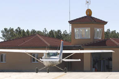 Instalaciones del aeródromo de Garray. / VALENTÍN GUISANDE-
