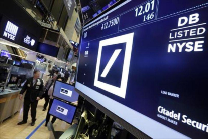 La cotización del Deutsche Bank en una pantalla informativa de la Bolsa de Nueva York, ayer.-AP / RICHARD DREW