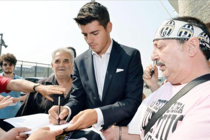 Morata firma autógrafos a los aficionados de la Juventus en Turín.-EFE / ALESSANDRO DI MARCO