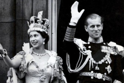 Isabel II, recién coronada, saluda junto a su marido, el duque de Edimburgo, el 2 de junio de 1953, en Londres.-EPA