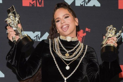 Rosalía muestra sus dos premios MTV.-EFE / DJ JOHNSON