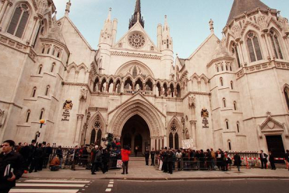 Protesta en las puertas de la Corte de Justicia de Londres.-Foto: ARCHIVO/ AP