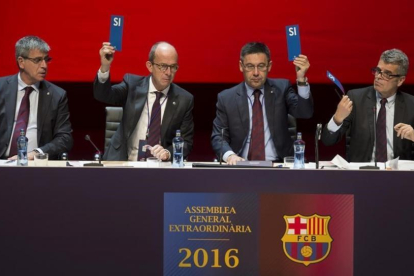 Los directivos del Barça dan su aprobación a los planes de futuro en China durante la asamblea extraordinaria del club celebrada el pasado 18 de diciembre.-JORDI COTRINA