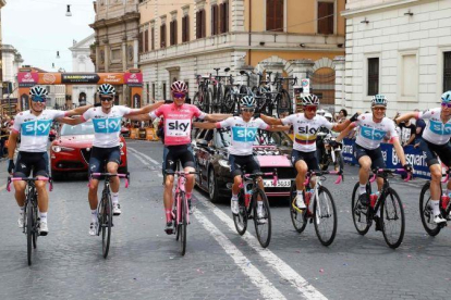 Chris Froome, flanqueado por sus compañeros durante los primeros kilómetros de la última etapa del Giro, en Roma.-AFP / LUK BENIES
