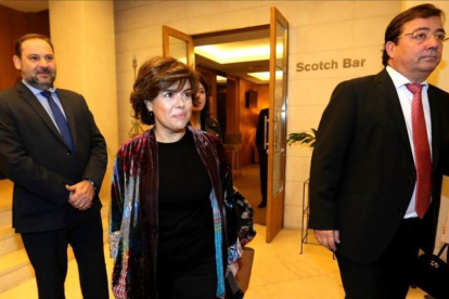 Guillermo Fernández Vara, a la derecha, este lunes junto a Soraya Sáenz de Santamaría y José Luis Ábalos, secretario de Organización del PSOE.-JUAN MANUEL PRATS