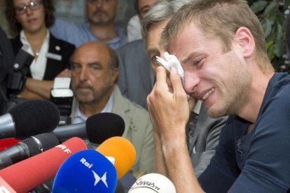 Schwazer, llorando en Bolzano en una rueda de prensa anterior sobre dopaje.-AP / OTHMARC SEEHAUSER