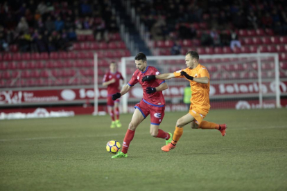 Manu del Moral, autor del gol de la victoria el domingo ante el Reus, controla el balón frente a un rival del equipo tarraconense.-MARIO TEJEDOR