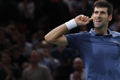 Djokovic celebra con el público su victoria ante Federer.-EFE / CHRISTOPHE PETIT