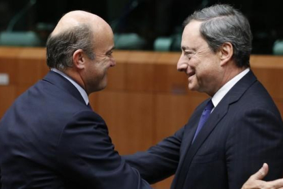El vicepresidente del BCE, Luis de Guindos, y el presidente, Mario Draghi, en una imagen de archivo.-FRANCOIS LENOIR / REUTERS