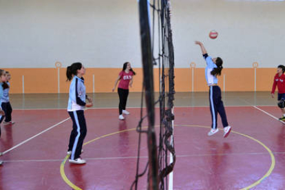 El San José vuelve a crear la escuela de voleibol con motivo de su 35 aniversario. / ÁLVARO MARTÍNEZ-