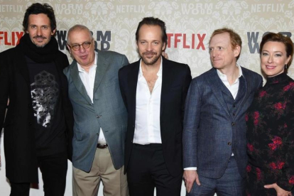 Errol Morris (segundo por la izquierda), junto Christian Camargo, Peter Sarsgaard, Scott Shepherd y Molly Parker, los principales actores de Wormwood.-AFP / ANGELA WEISS