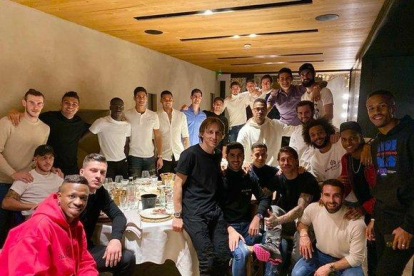 La foto de los jugadores del Madrid, en la cena de equipo.-TWITTER / SERGIO RAMOS