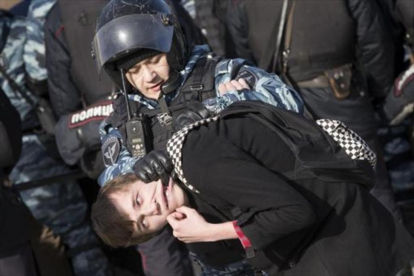 Un policía detiene a un manifestante, en Moscú.-ALEXANDER ZEMLIANICHENKO
