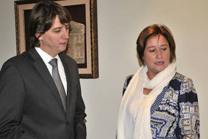 Pilar Sánchez Barreiro y Carlos Martínez Mínguez, durate su reunión de ayer. / V.G.-