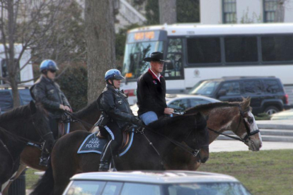 Ryan Zinke, a lomos de un cabllo y con sombrero vaquero, dirigiéndose a la oficina, ayer.-AP