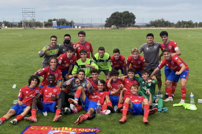 Los jóvenes jugadores numantinos celebran el triunfo en Segovia. HDS
