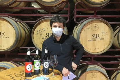 Ramón Ramos en el interior de su bodega en Venialbo, con algunas de las mascarillas enviadas por su importador chino. /