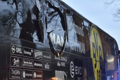 El autobús del Borussia Dortmund, con las señales del atentado con explosivos, el pasado 11 de abril-AP