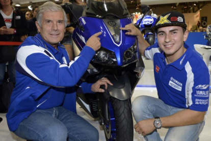 Giacomo Agostini junto a Jorge Lorenzo, en el box de Movistar-Yamaha.-MOTOGP.COM