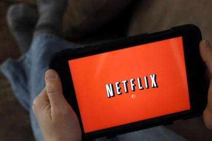 Imagen promocional de Netflix, con una tableta conectada a la aplicación de la plataforma estadounidense.-ELISA AMENDOLA (AP)