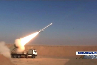 Imagen captada de la televisión iraní que muestra el lanzamiento del misil Hoveize.-AFP