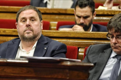 Junqueras y Puigdemont, en el Parlament-FERRAN SENDRA