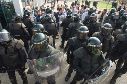 Un grupo de antidisturbios de la Guardia Civil durante el referéndum del 1-O en Mora la Nova.-JOAN REVILLAS