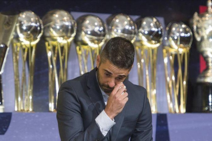 Juan Carlos Navarro se emociona en su despedida como jugador del Barça de básquet, este viernes en el auditorio del club azulgrana.-JORDI COTRINA